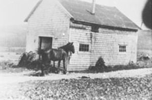 Boutique de forge en 1918 de Tancrède Thivièrge dans le rang Sainte-Marie Ouest. Il était également charron.