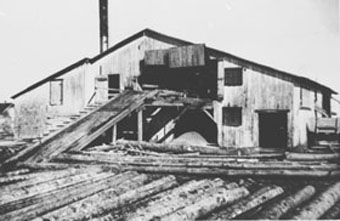 Moulin à scie et à farine de M. Alfred Béland vers 1950. Il fut détrui par le feu le 14 août 1953. Aujourd’hui, c'est le lieu de l’entreprise de Fenêtre Élite.