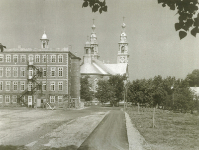 Le collège pour garçons, La Mennais, situé derrière l'église.
