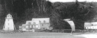 Premier moulin à farine construit en 1754 en bas de la côte près de la chute du Sault. Quelques vestiges sont encore apparentes.