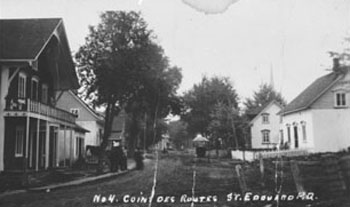 Vue du village en 1932. À gauche, on peut voir la boulangerie de M. Maurice Rhéaume.